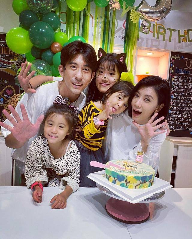 妈妈|原创贾静雯晒照为5岁咘咘连续庆生两天,祖孙三代同框其乐融融