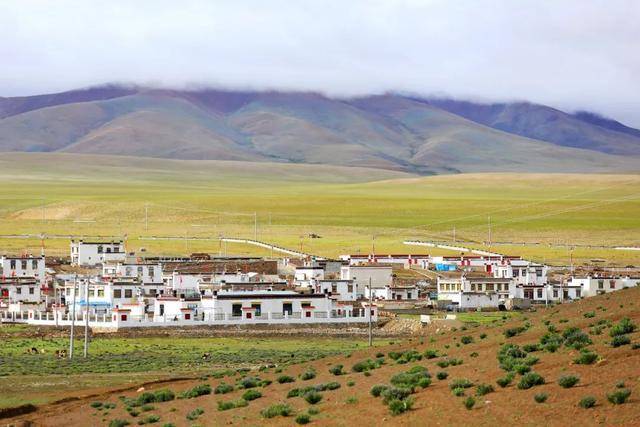 这个小村庄,把自己深深地隐藏在一个山洼里,它的名字叫做:吉汝村,有着