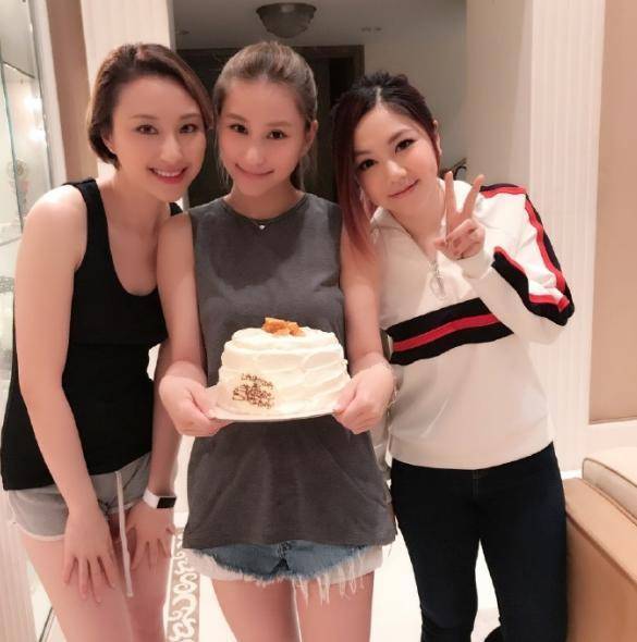 上海街|原创何超莲窦骁上海街头被偶遇，先逛街后现身夜店，如胶似漆引人羡