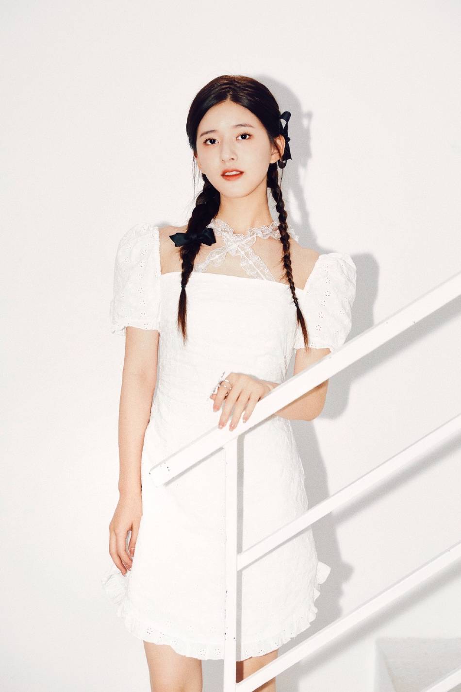1/ 12 8月17日,个人工作室发布赵露思最新双麻花辫造型,她身着收腰小