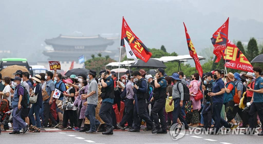 韩国宗教团体光复节违规集会 文在寅发文强烈谴责