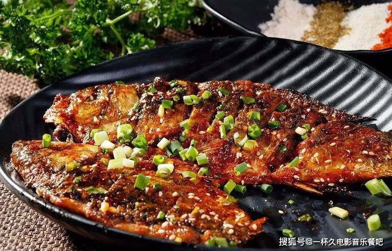 自然风干的小鲫鱼,保留了鱼肉的鲜香和营养价值,香煎之后,风味更醇厚.