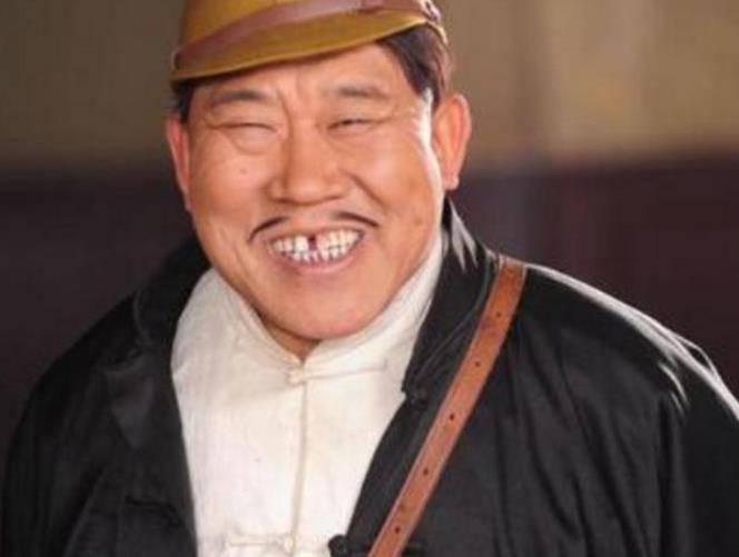 他是国家一级演员,因嘴歪演了一辈子"丑角",女儿同样是实力女演员