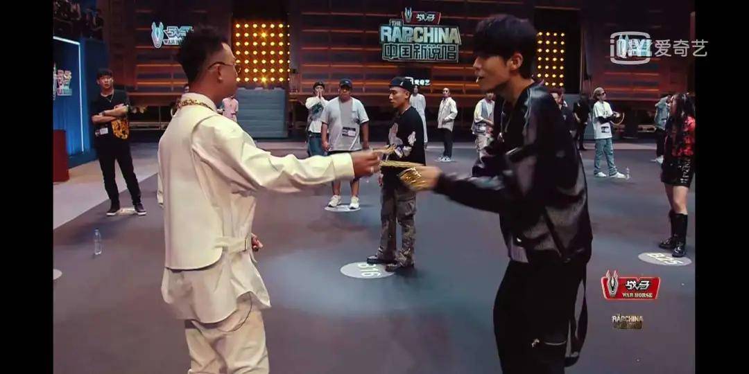 出圈|原创《中国新说唱》开播，率先出圈的是rapper们的穿搭和身上的膏药