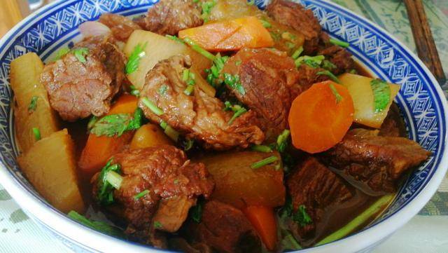 星空体育APP-
好吃的牛肉只要加这两种提味料炖煮牛肉酱香浓郁牛肉味十足不油腻(图2)