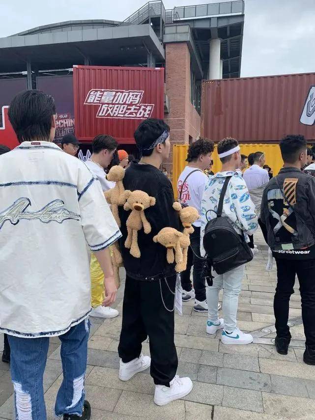 出圈|原创《中国新说唱》开播，率先出圈的是rapper们的穿搭和身上的膏药