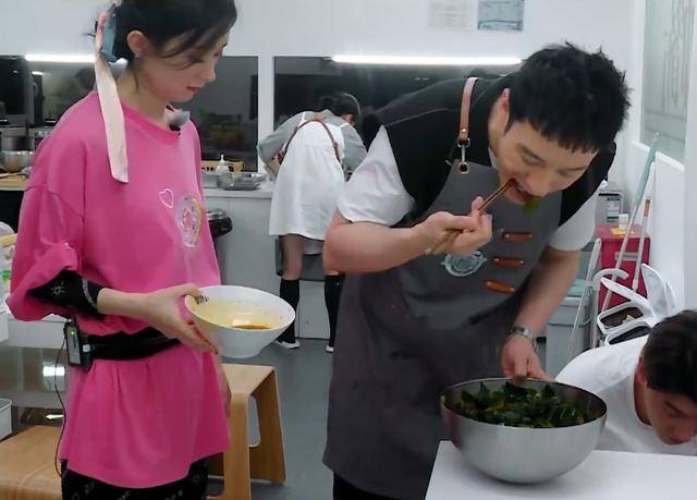《中餐厅》食品安全引争议，黄晓明边试吃边拌