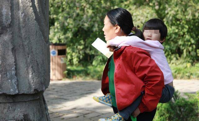 孙女上幼儿园，爷爷每天“无故消失”，得知真相后，妈妈热泪盈眶