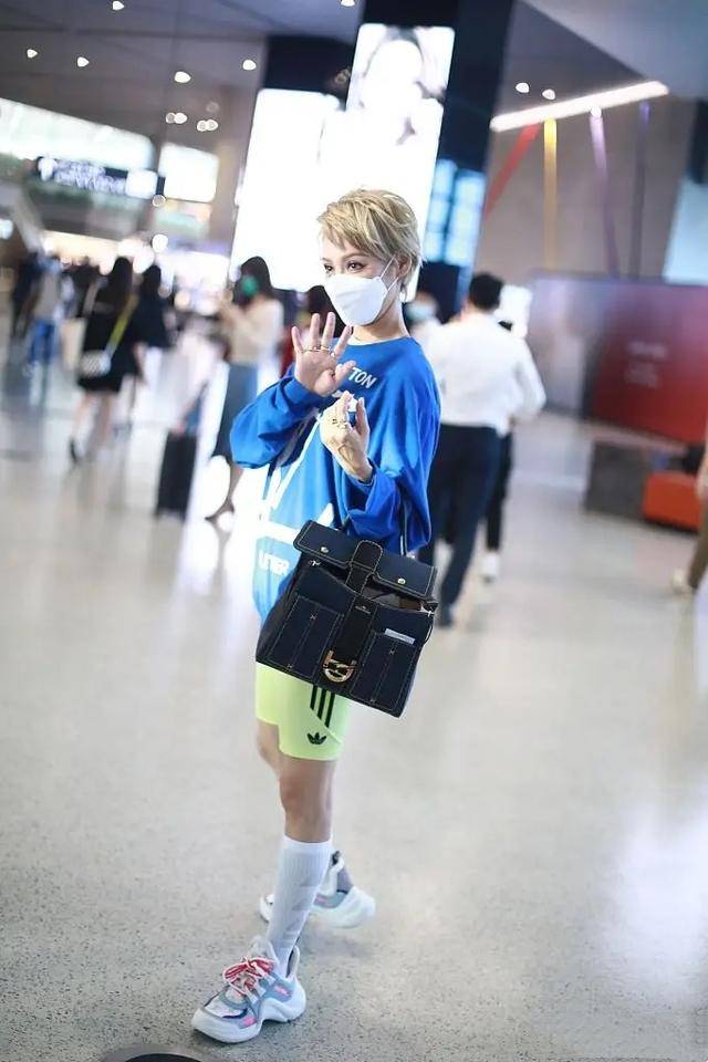 好身材|原创宁静现身机场,穿健美裤秀好身材,高抬腿整理高筒袜不拘小节