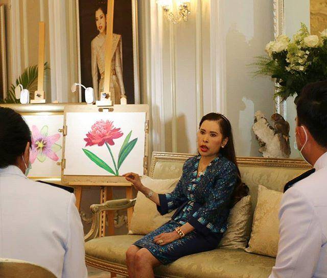 身形|泰国血友病公主身残志坚！穿孔雀蓝裙亮相，身形扭曲依然打扮精致