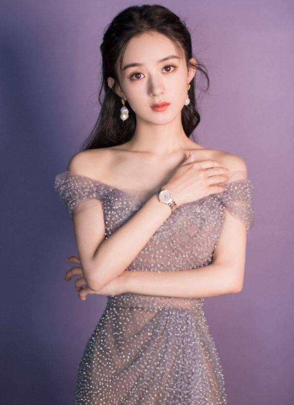 杨幂|谁给赵丽颖勇气穿马丁靴？生图下腿粗到没法看，模仿杨幂却无身材