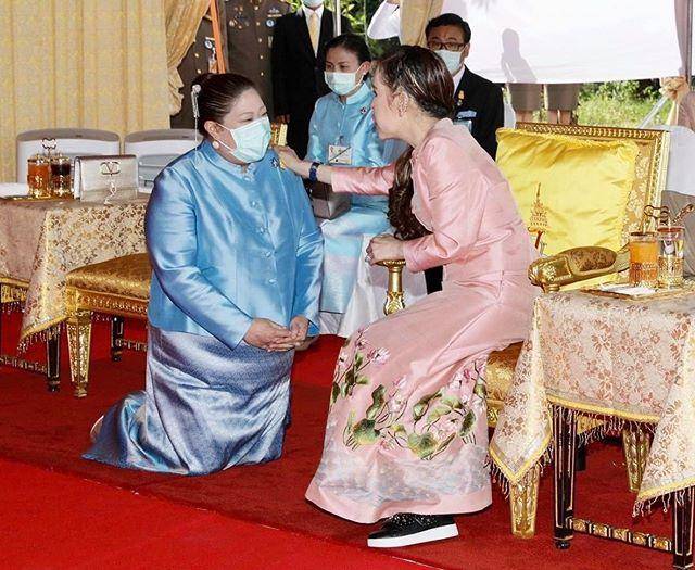 身形|泰国血友病公主身残志坚！穿孔雀蓝裙亮相，身形扭曲依然打扮精致