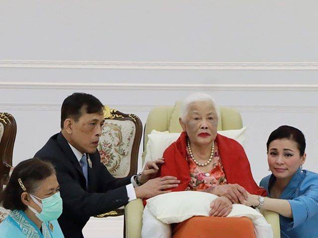 蓝宝石|泰国太后果然宠苏提达王后！奢华珠宝赠儿媳，蓝宝石配绿裙惊艳了