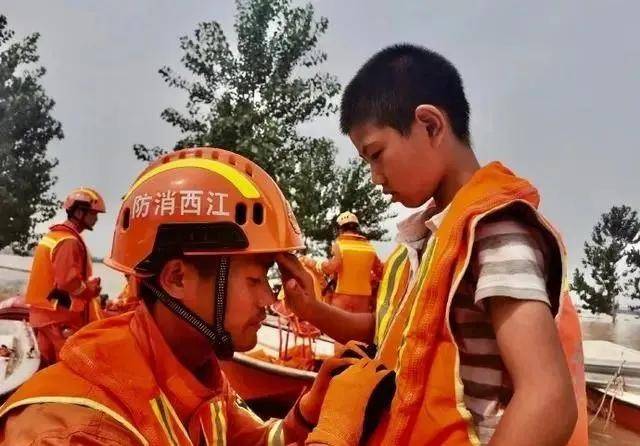 救火抗洪,没在怕的!一线消防员的这些瞬间让人泪目