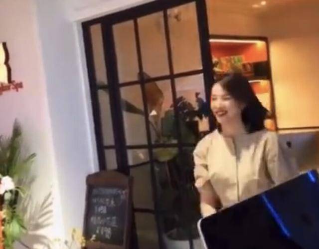 46岁董卿曝近况,疑戴婚戒素颜现身,留长发却被吐槽显老?