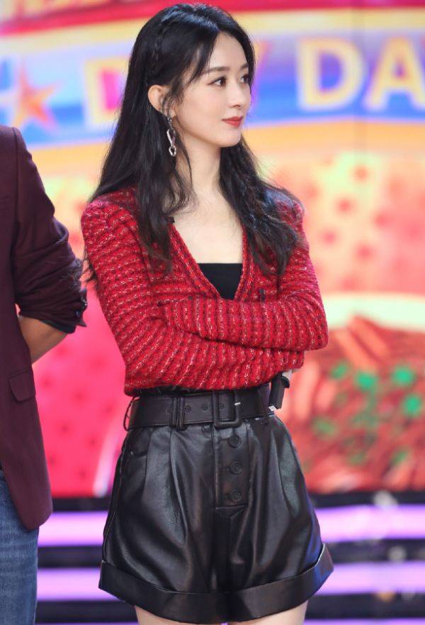 杨幂|谁给赵丽颖勇气穿马丁靴？生图下腿粗到没法看，模仿杨幂却无身材