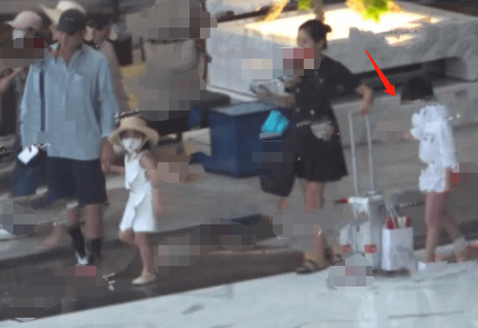 原创霍思燕二胎是女儿？杜江紧牵女儿疑默认身份，嗯哼在背后拖箱子