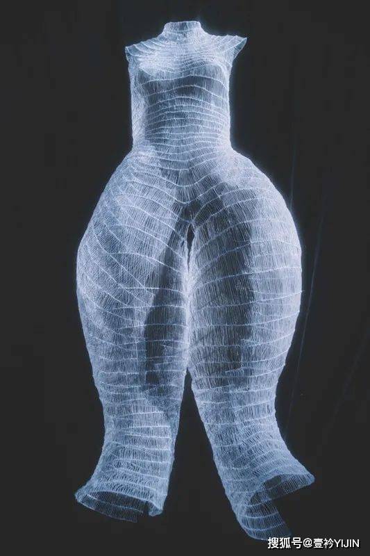 图片|新锐设计师 | 精神护士转行服装，创造出挂能着穿的炫彩服装