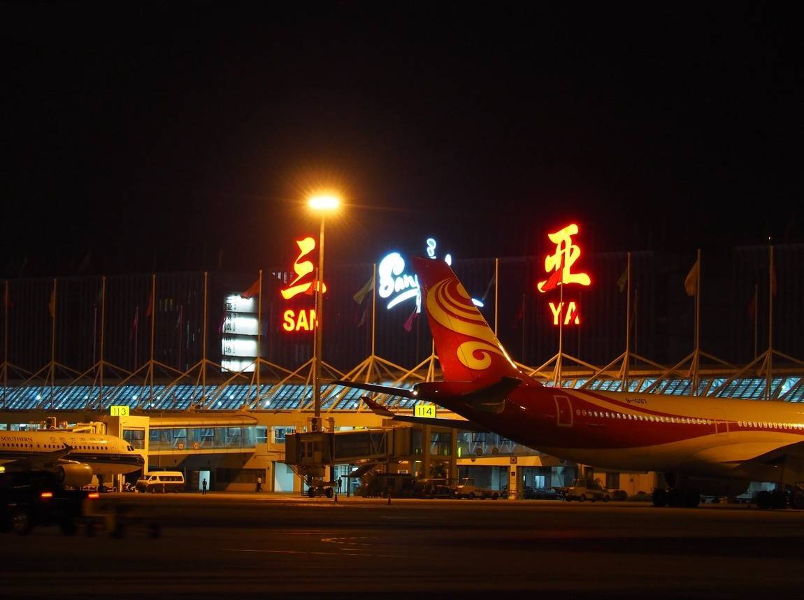 航拍中国最南三亚凤凰国际机场,濒临海滨,离"天涯海角"仅5km