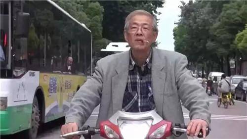 原创72岁日本老头，不会说中文却选择留在武汉，把遗产留给了中国员工