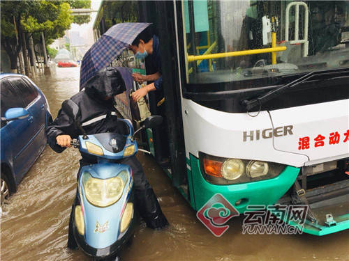 暴雨中,昆明公交车的温馨一刻