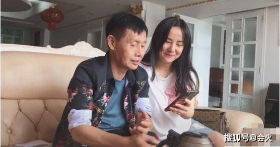 邓建国近照曝光 眉毛全白满脸皱纹 换仨老婆60岁仍风流
