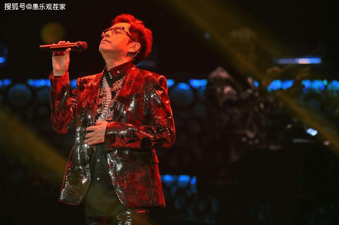 70岁谭咏麟被偶遇,身边无保镖助理随行,亲和力十足没架子