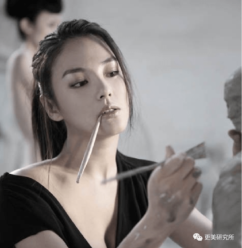 fa|金莎的脸肿成了黄圣依1.5倍，这是又do了？