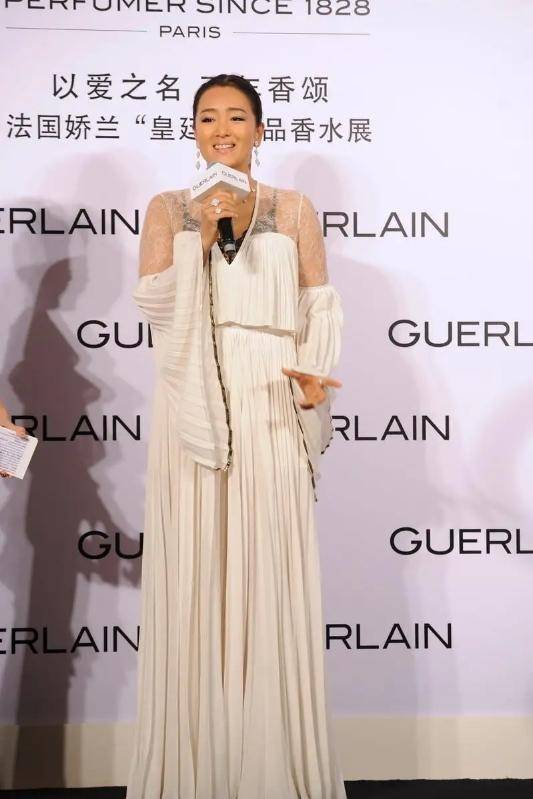 白色|“巩皇”真不是白叫的，巩俐一袭“褶子裙”高贵优雅，好霸气