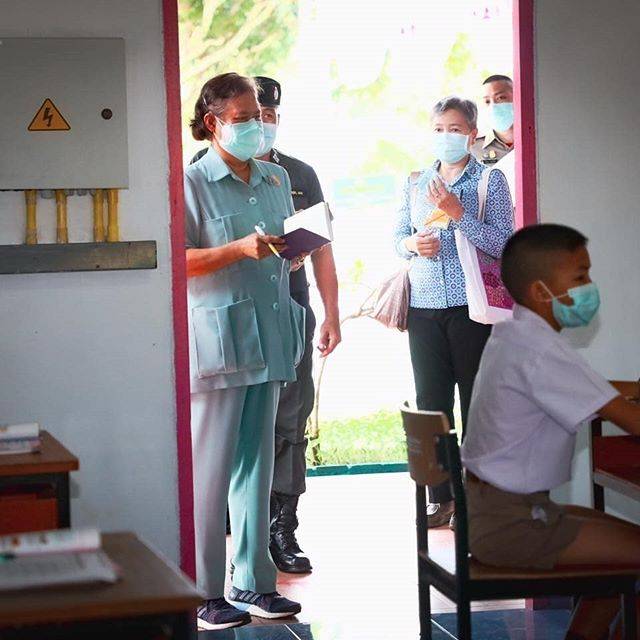 一身|泰国诗琳通公主瘦了！穿一身薄荷绿肚腩没了，被王后排挤都很大度