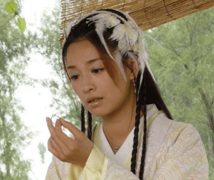 因女儿长得丑被吐糟，张庭甩出童年照护女，夸女儿比自己好看
