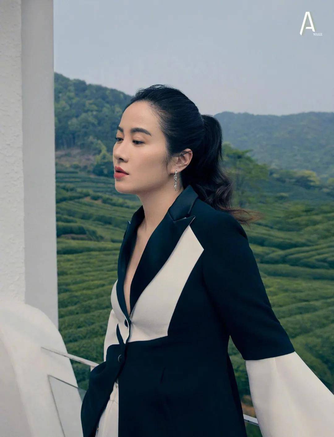 fa|直播抠脚、吃剩菜、坐公交车相亲被拒，被下降头女星第一人