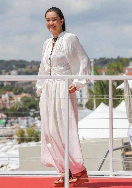 白色|“巩皇”真不是白叫的，巩俐一袭“褶子裙”高贵优雅，好霸气