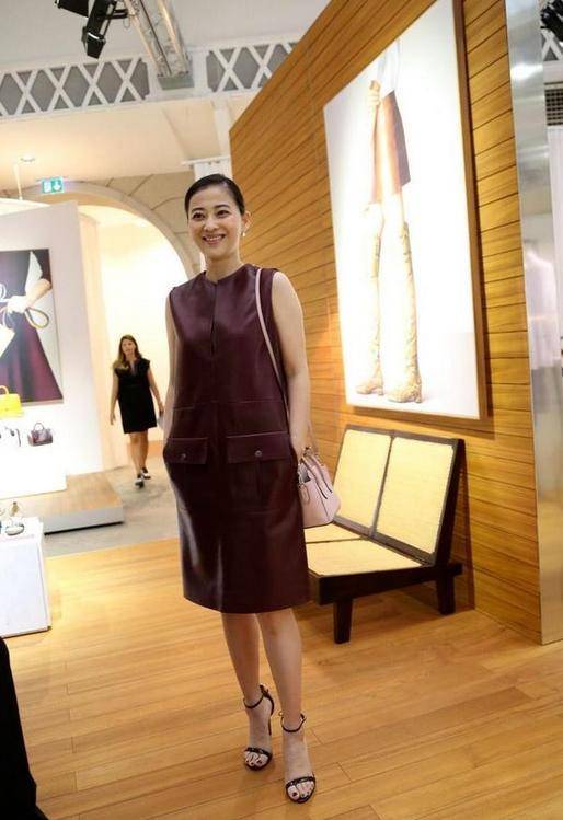 女性|45岁梅婷魅力挡不住,穿酒红色直筒裙优雅迷人,低马尾也显高贵