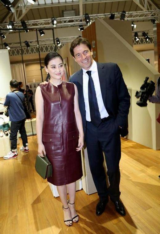 女性|45岁梅婷魅力挡不住,穿酒红色直筒裙优雅迷人,低马尾也显高贵