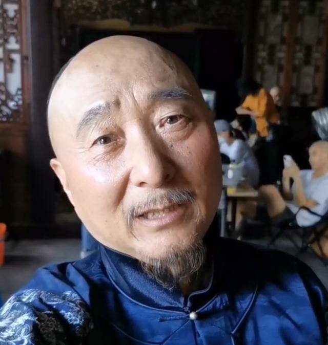 陈佩斯儿子靠爸爸吃饭?当父亲助理,累到在片场睡大觉