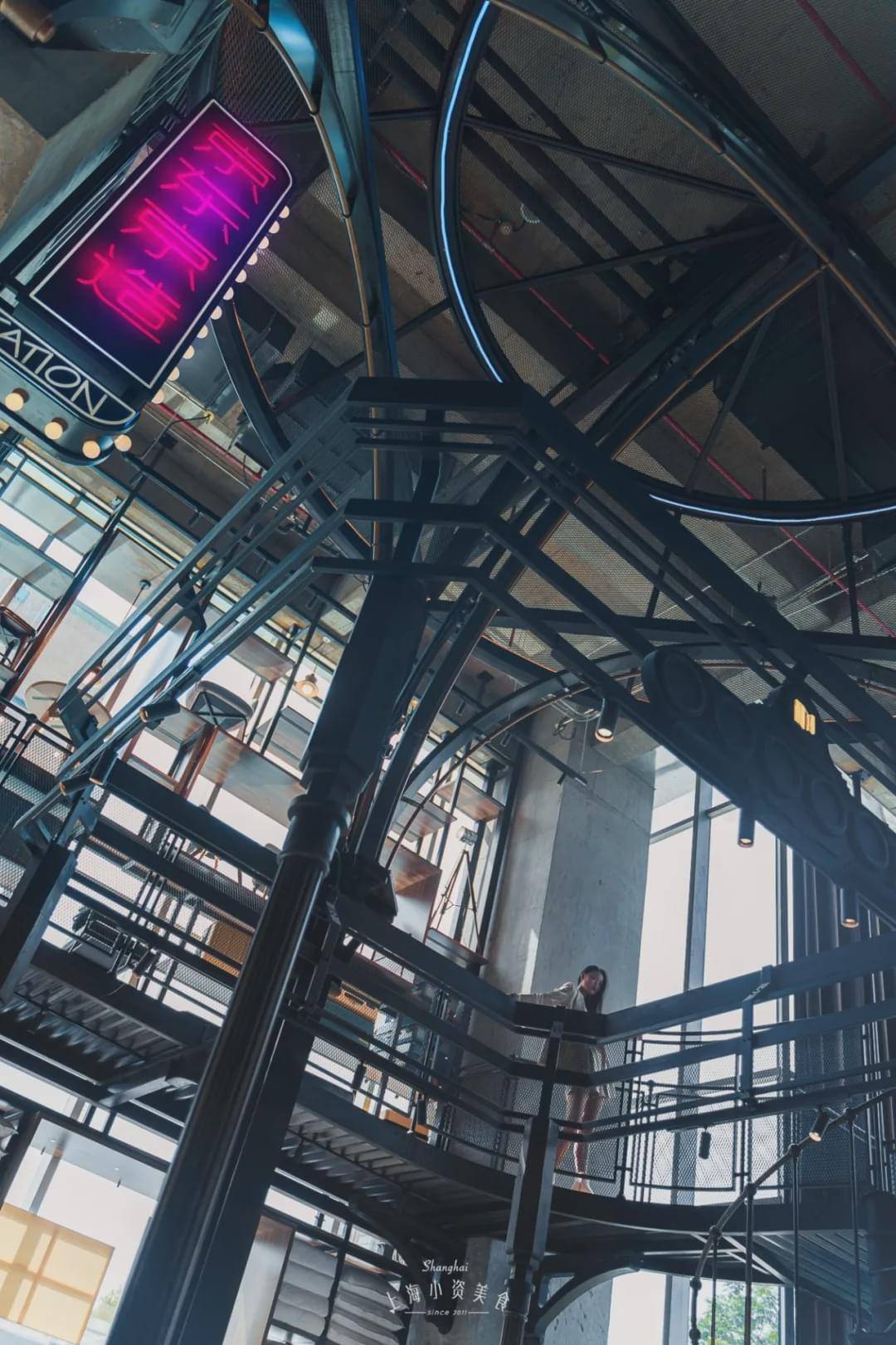 赛博|24H不打烊，赛博朋克复合咖啡空间太时髦！