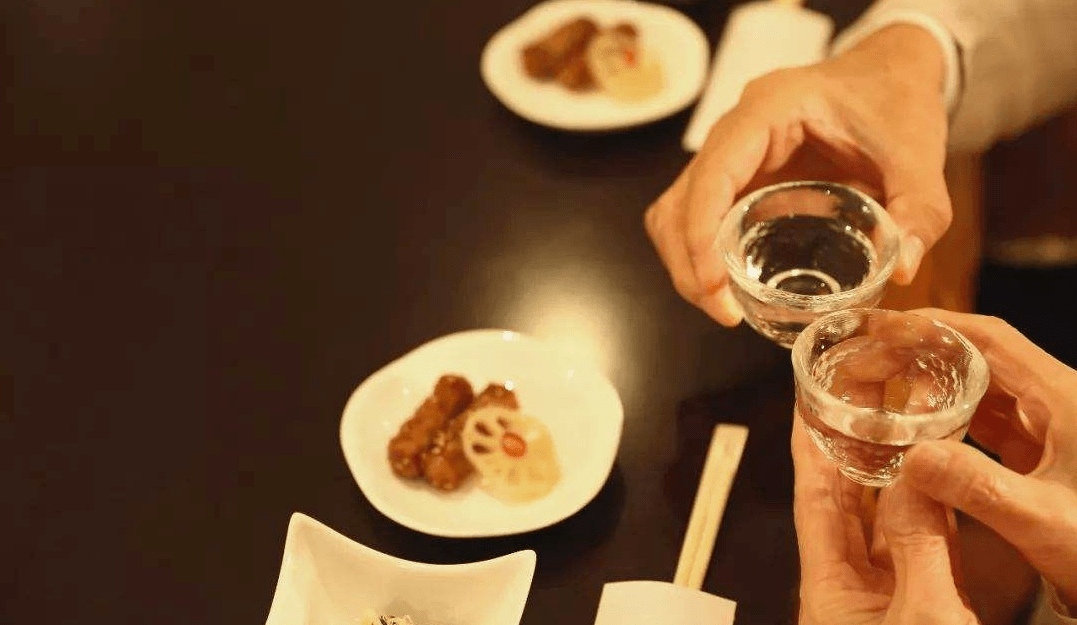 敬酒   双手举杯