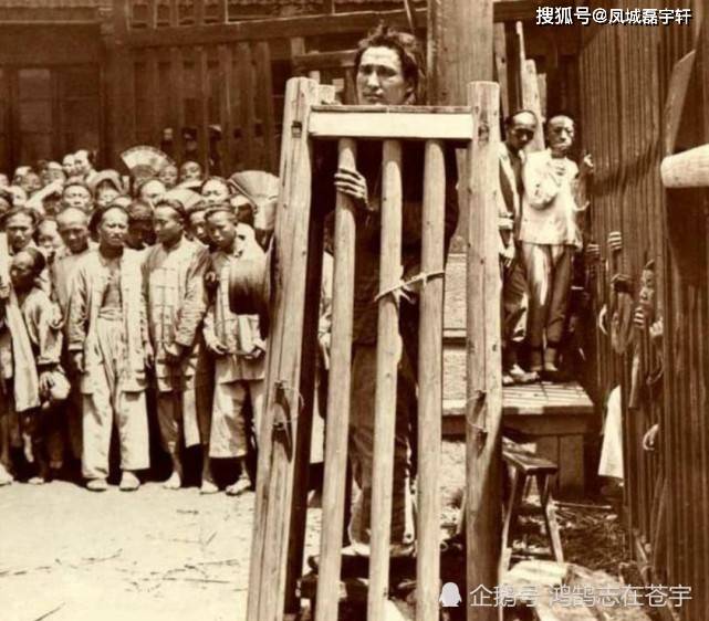清末真实照片,犯人被关在木笼中游街示众,慈禧葬礼上百姓沿途跪拜