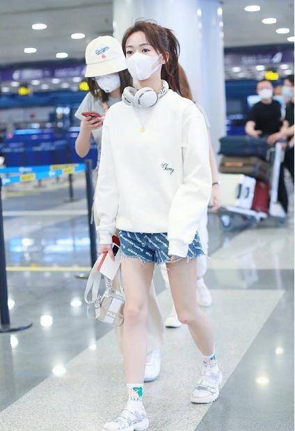 休闲|卫衣搭配什么下装好看？早秋多试试以下3款，舒适时髦又减龄