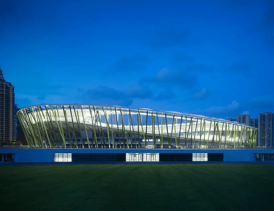 2- 建筑设计 宝安体育场位于深圳市宝安区新城中心北部,曾作为2011