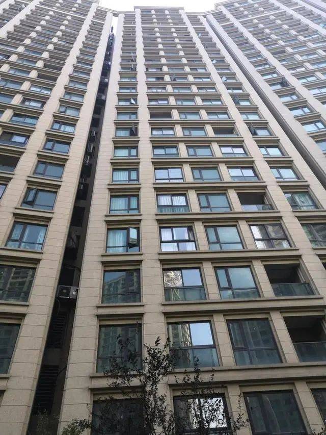 杭州女婴被从天而降的烟灰杯砸中，排查200户无人承认