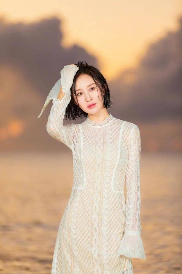 气质端庄|舒畅为了美真拼了,白色礼裙用花“遮”着穿,气质端庄又大气