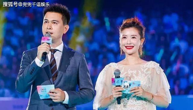 魏哲浩的妻子也是一名主持人,与之相反是,一个是正襟危坐的新闻主播