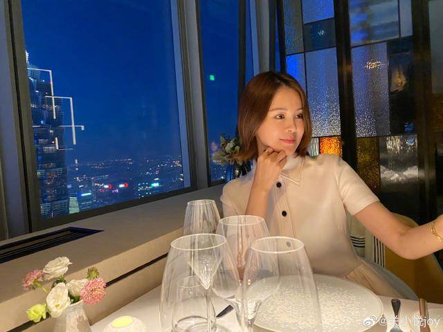 佟大为夫妻约会庆13周年，豪宅外是东方明珠，关