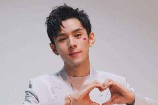 李佳琦半夜道歉,面对网友指责“飘”,回复: