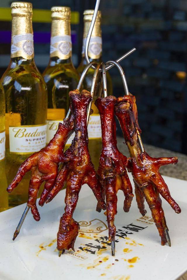 钱锋炭|激情8月来钱锋炭缸烧烤赢百威免单大奖炭缸烧烤遇上品质啤酒