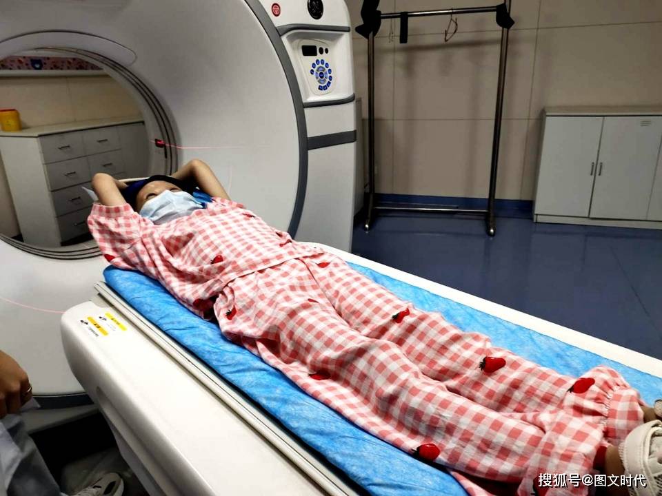 欠费|她含泪求妈妈放弃,母女俩抱头痛哭血癌女童因欠费17万被迫出院