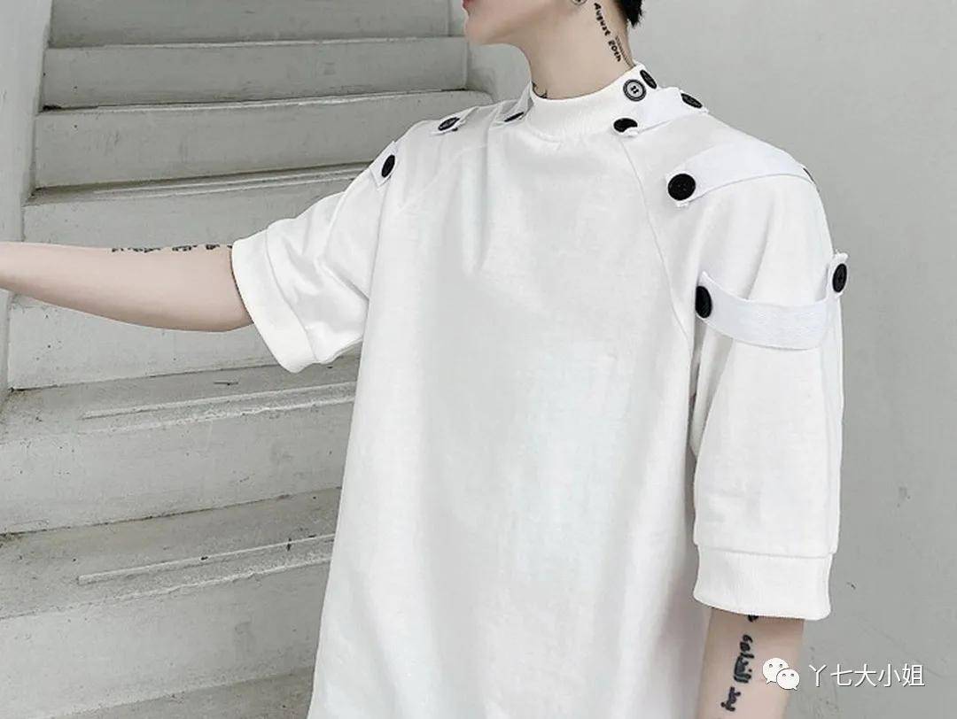 装饰|嫌衣服单调？加几颗小钮扣，眼睛都看直了~