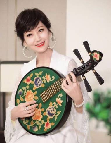 少女|65岁赵雅芝不服老！穿着打扮看似少女，无奈颈纹显露真实年龄